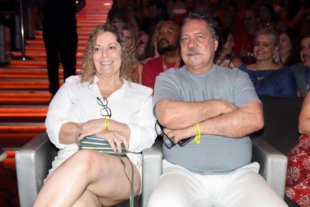 Chiquinho Oliveira e esposa prestigiam show intimista do Roupa Nova em Cruzeiro Temático Chiquinho Oliveira e esposa prestigiam show intimista do Roupa Nova em Cruzeiro Temático