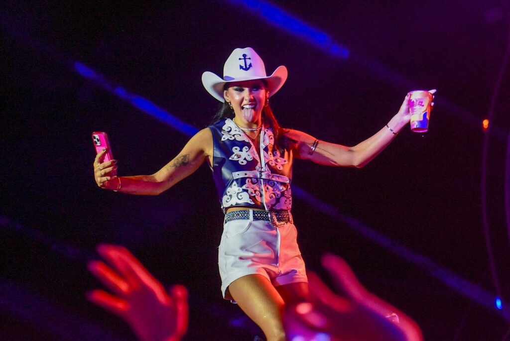 Fã Surpreende Ana Castela com Pé de Mandioca durante show em Cascavel Ana Castela surpreende ao fazer participação especial no show de João Gomes