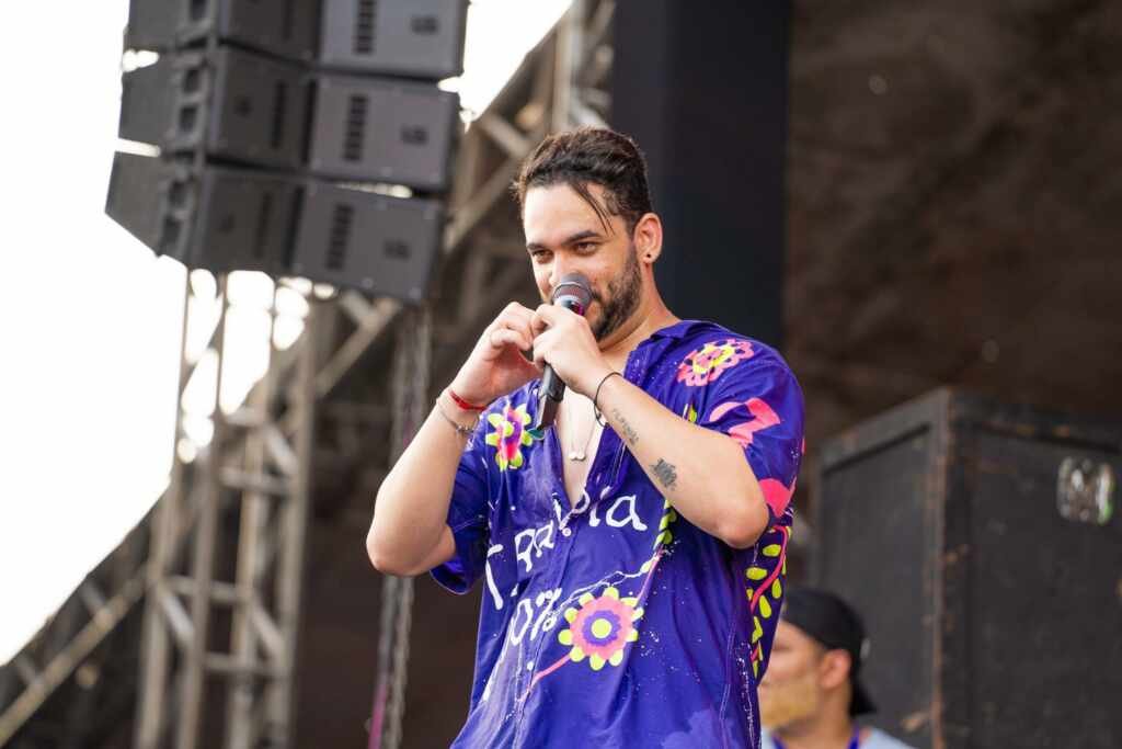 No topo das paradas de sucesso, Henry Freitas relembra sua trajetória na música