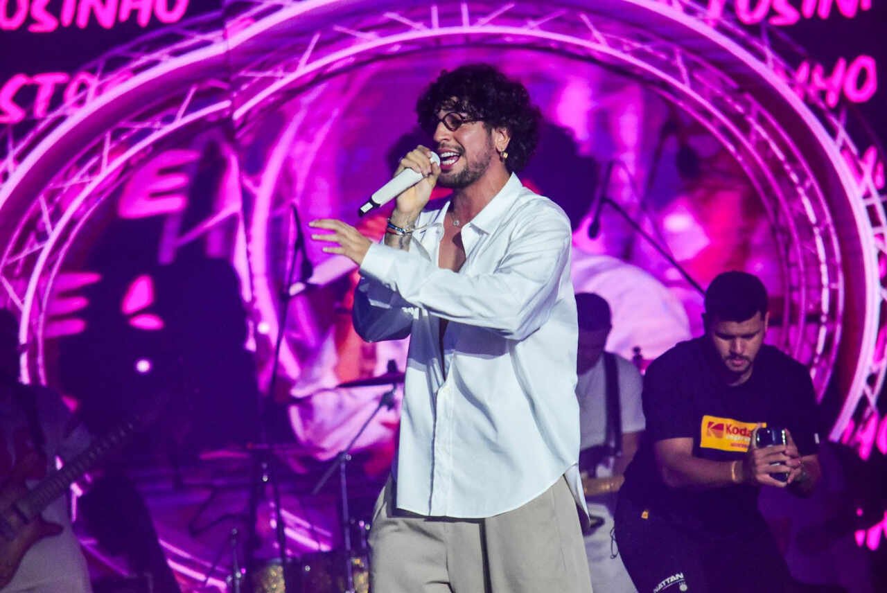 Nattan abre a segunda noite de shows no navio de Léo Santana sem a presença da namorada, Rafa 22 Desanexadas