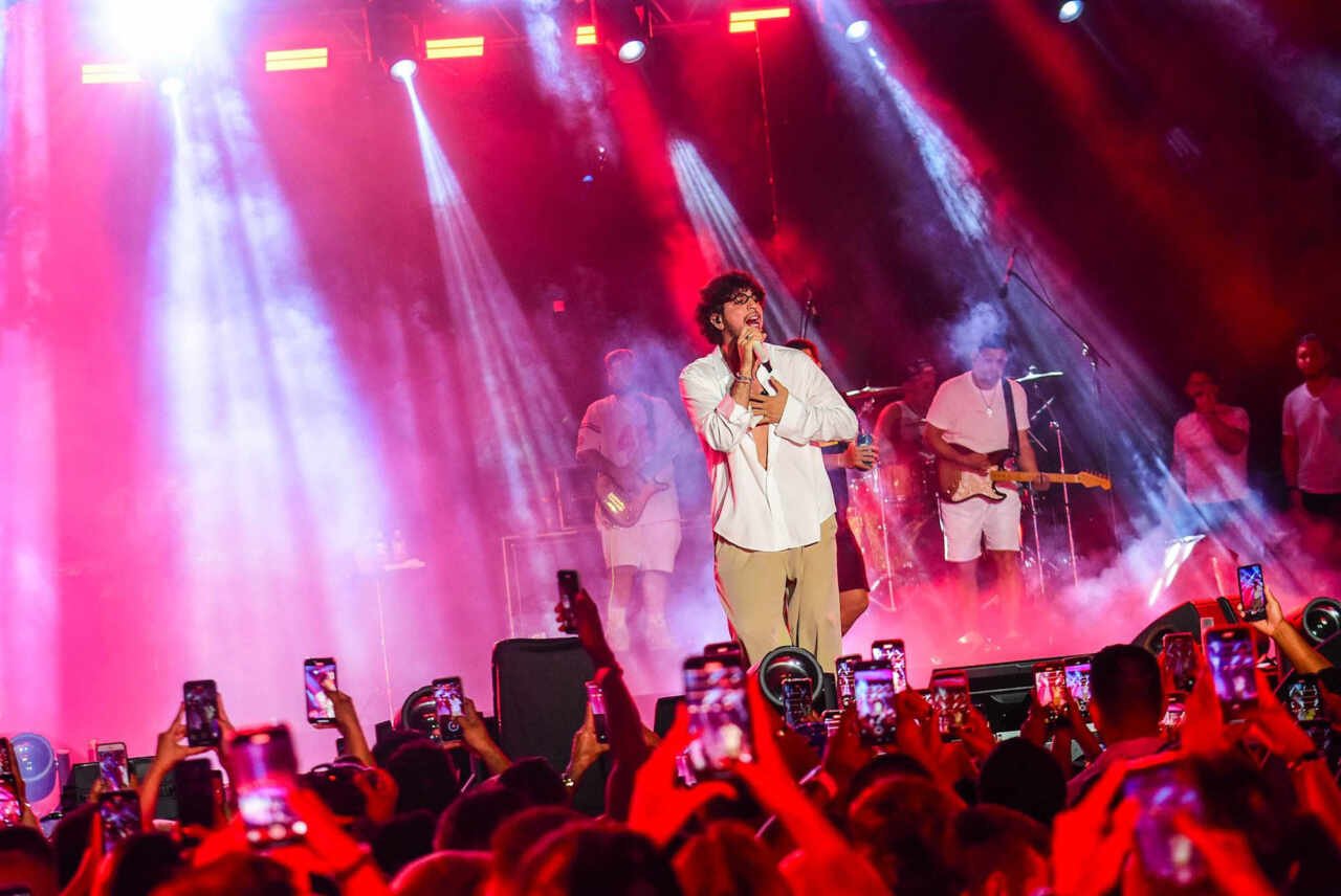 Nattan abre a segunda noite de shows no navio de Léo Santana sem a presença da namorada, Rafa 21 Desanexadas