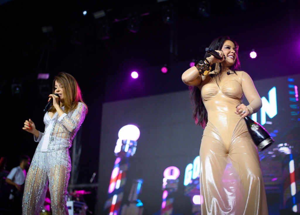 Maiara surpreende com look transparente ao lado da irmã Maraisa no Réveillon em Goiânia Maiara surpreende com look transparente ao lado da irmã Maraisa no Réveillon em Goiânia