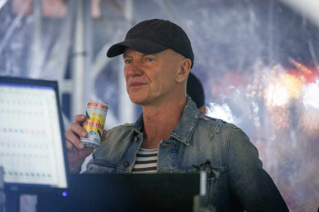 Sting é flagrado tomando cerveja durante show de Shakira em São Paulo Sting é flagrado tomando cerveja durante show de Shakira em São Paulo