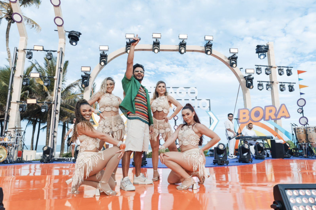 Pôr do sol em Fortaleza: Thiago Carvalho conquista Nordeste com gravação de novo DVD Pôr do sol em Fortaleza: Thiago Carvalho conquista Nordeste com gravação de novo DVD
