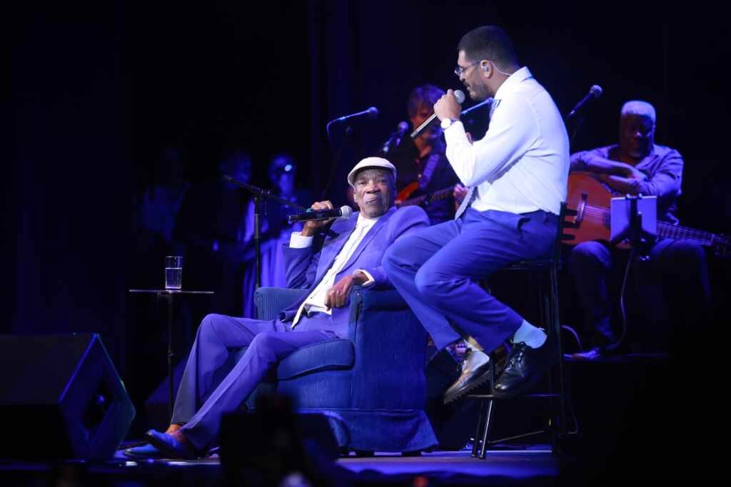 Milton Nascimento e Criolo surpreendem público em show de Teresa Cristina e Portela no Vivo Rio Milton Nascimento e Criolo surpreendem público em show de Teresa Cristina e Portela no Vivo Rio