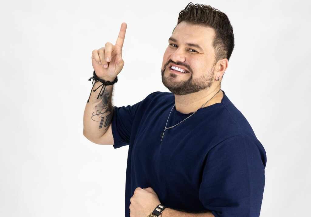 Danilo Danado realiza feat com Os Hawaianos e promete hit envolvente Danilo Danado realiza feat com Os Hawaianos e promete hit envolvente
