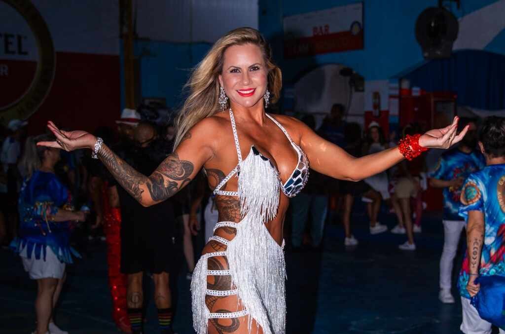 Isis Camargo revela como controla a ansiedade pré-desfile: “Estou sempre com o coração batucando” Isis Camargo revela como controla a ansiedade pré-desfile: “Estou sempre com o coração batucando”