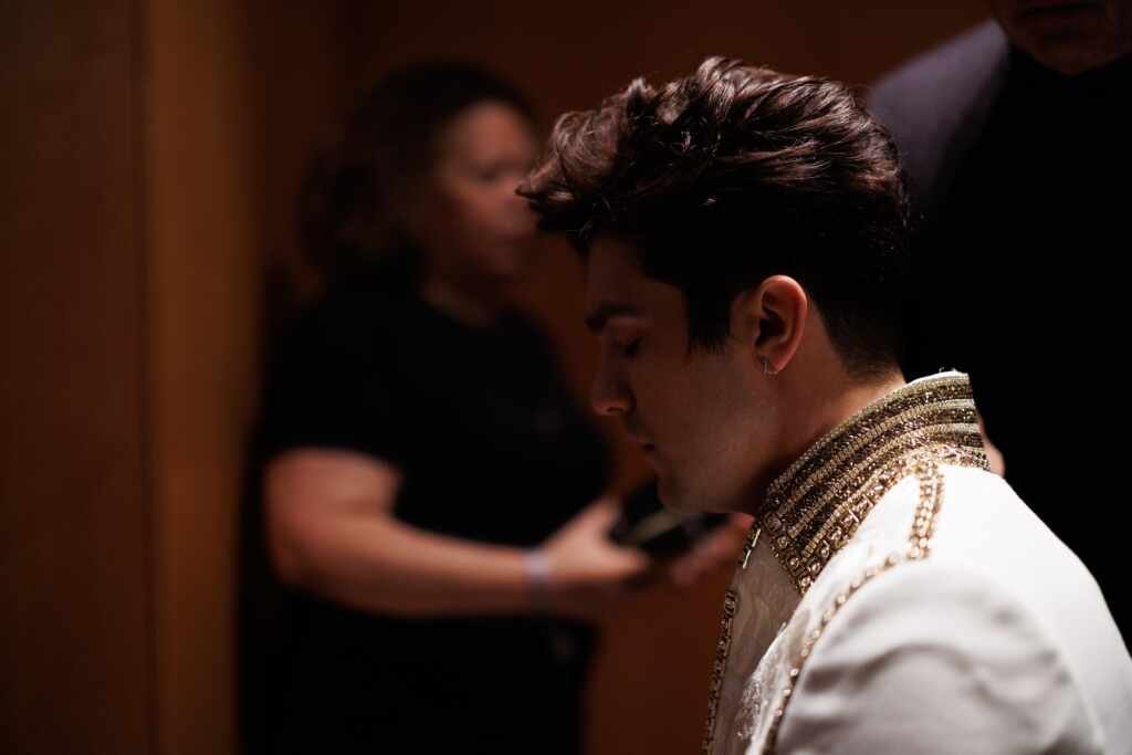 Luan Santana lança ‘Aluga-se’ junto com o álbum completo Fazendo a diferença: Zé Vaqueiro e Léo Foguete passeiam por Fortaleza e presenteiam garçom