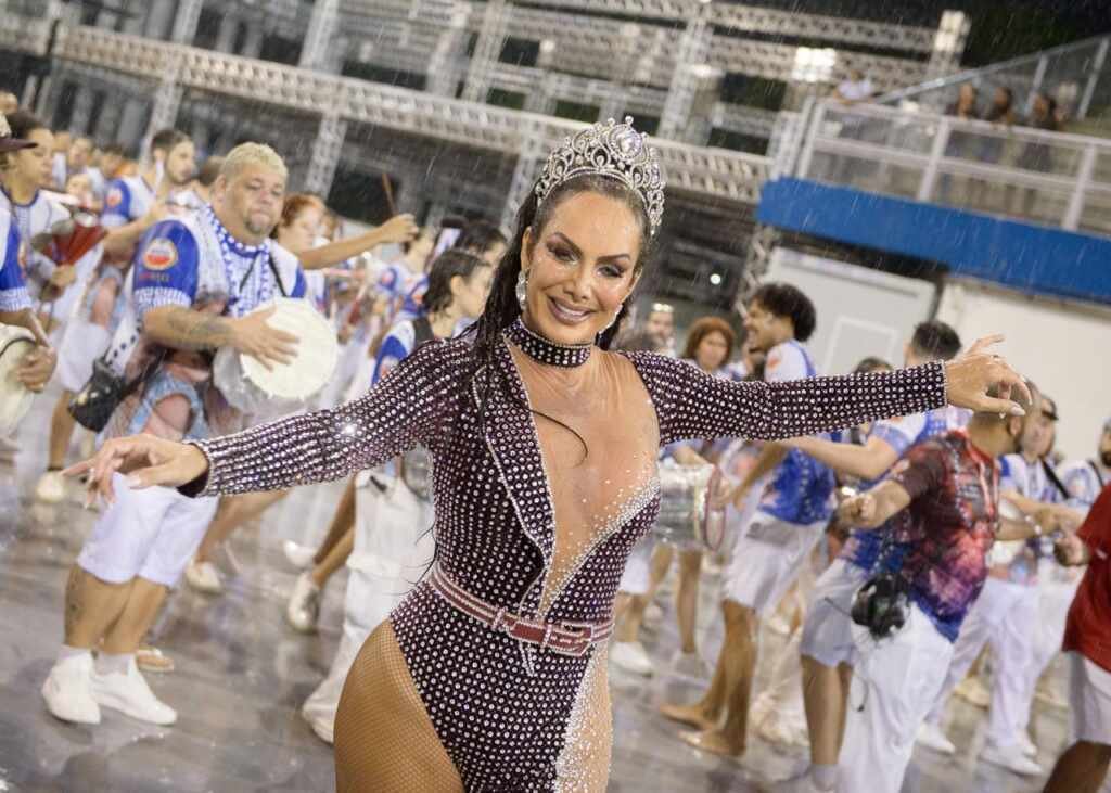 Camila Prins brilha em ensaio técnico da Colorado do Brás com look repleto de cristais Camila Prins brilha em ensaio técnico da Colorado do Brás com look repleto de cristais