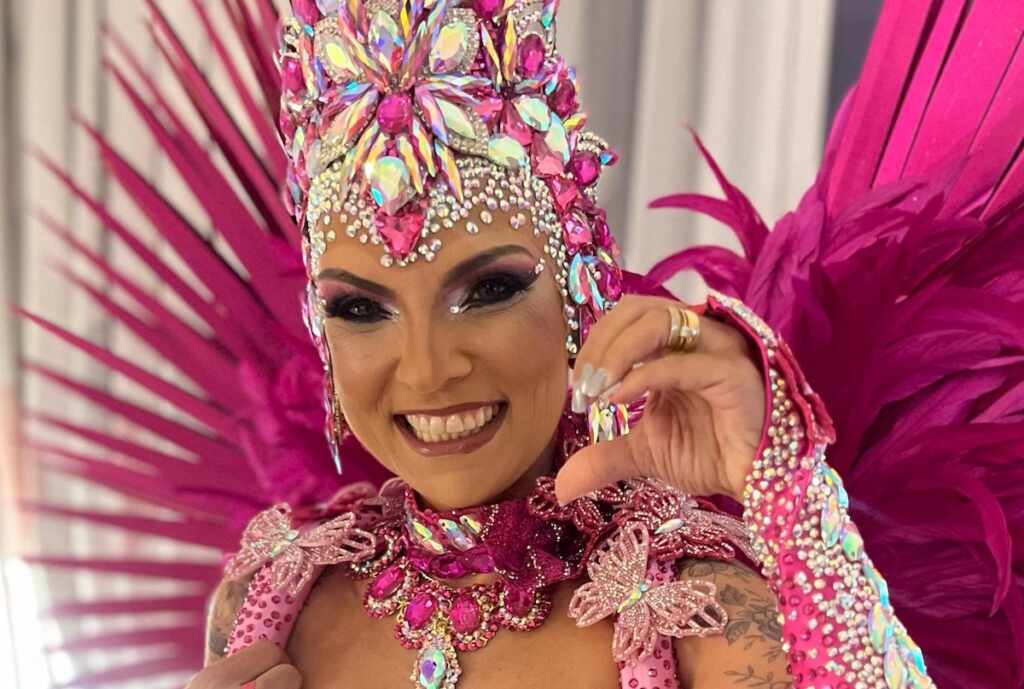 Milene Gonzalez brilha como Barbie carnavalizada no desfile da União Imperial em Santos Milene Gonzalez brilha como Barbie carnavalizada no desfile da União Imperial em Santos
