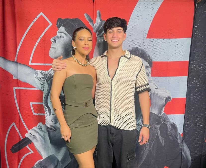 Duda Estrela faz surpresa em show de Léo Foguete em Baturité Duda Estrela faz surpresa em show de Léo Foguete em Baturité
