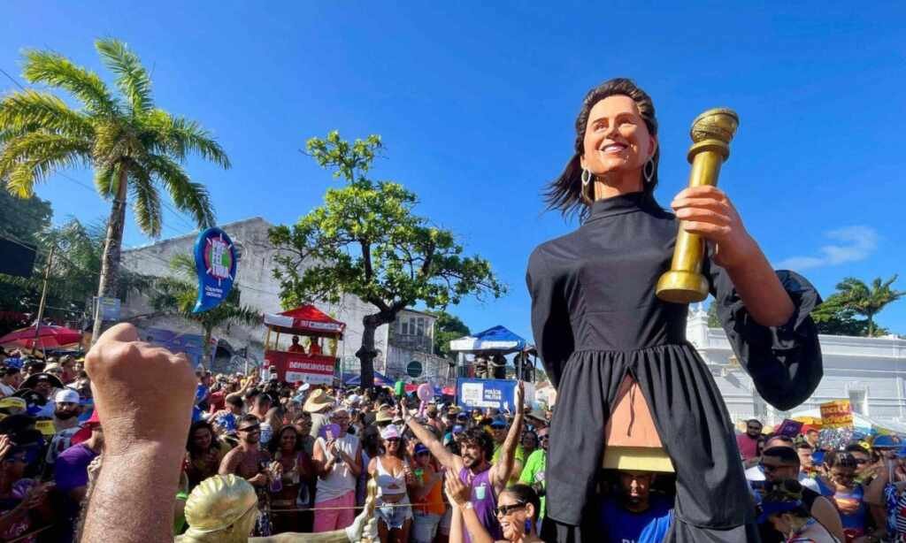 Fernanda Torres no Oscar: ‘Consagração mesmo é virar Boneco de Olinda’ Fernanda Torres no Oscar: ‘Consagração mesmo é virar Boneco de Olinda’