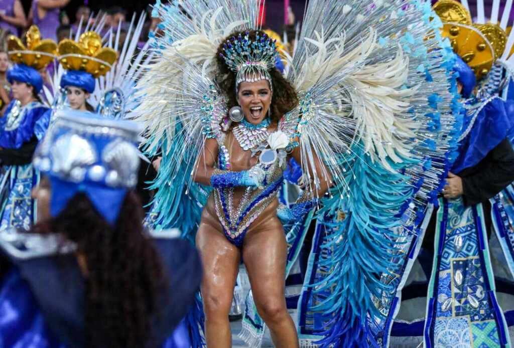 Ale Jansen encerra o carnaval de 2025 com jornada tripla na Marquês de Sapucaí Ale Jansen encerra o carnaval de 2025 com jornada tripla na Marquês de Sapucaí