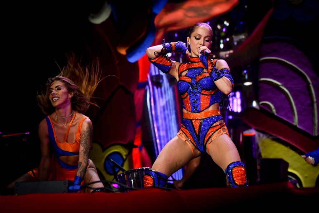 Com look ousado e colorido, Anitta faz homenagem ao futebol americano Com look ousado e colorido, Anitta faz homenagem ao futebol americano