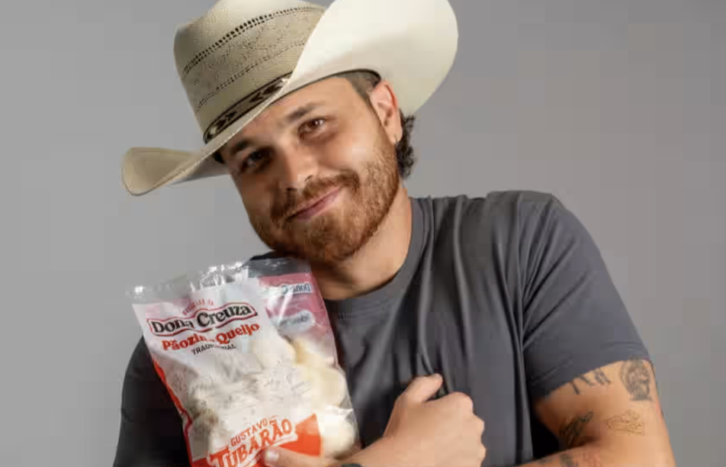 Gustavo Tubarão realiza sonho antigo e lança marca de pão de queijo em homenagem à avó Gustavo Tubarão realiza sonho antigo e lança marca de pão de queijo em homenagem à avó