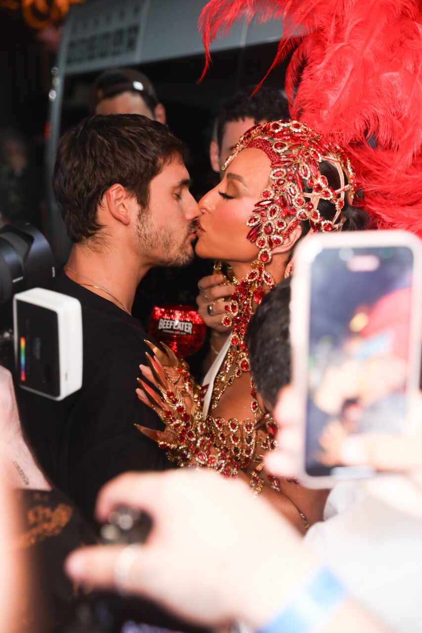 Sabrina Sato e Nicolas Prattes são flagrados aos beijos no camarote N1 no RJ 23 Sabrina Sato e Nicolas Prattes são flagrados aos beijos no camarote N1 no RJ