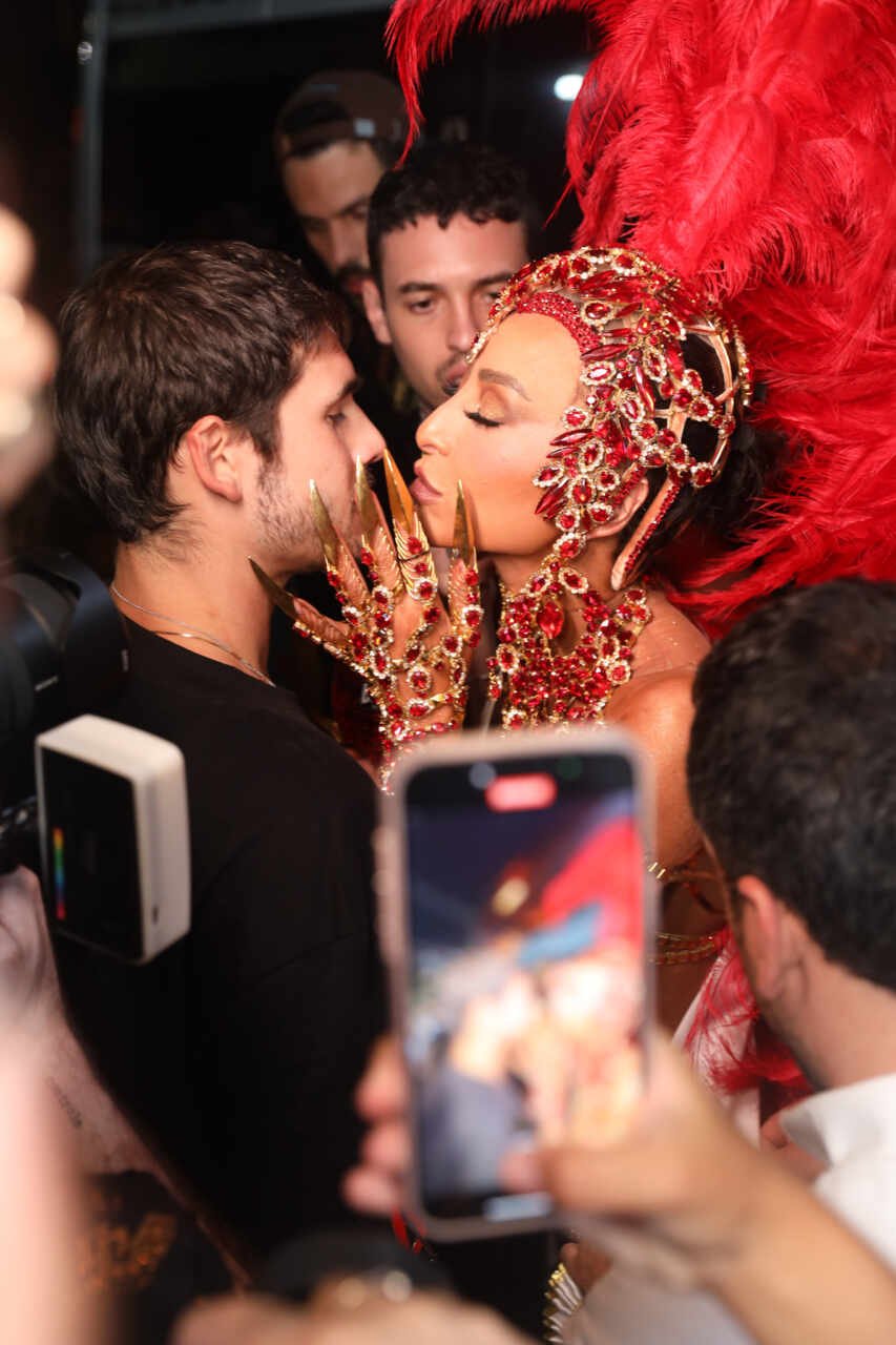 Sabrina Sato e Nicolas Prattes são flagrados aos beijos no camarote N1 no RJ 22 Sabrina Sato e Nicolas Prattes são flagrados aos beijos no camarote N1 no RJ