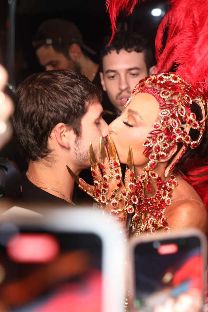 Sabrina Sato e Nicolas Prattes são flagrados aos beijos no camarote N1 no RJ 21 Sabrina Sato e Nicolas Prattes são flagrados aos beijos no camarote N1 no RJ