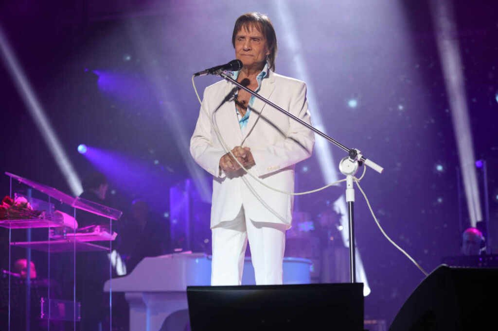 Roberto Carlos encanta fãs em show exclusivo no Navio Além do Horizonte Roberto Carlos encanta fãs em show exclusivo no Navio Além do Horizonte