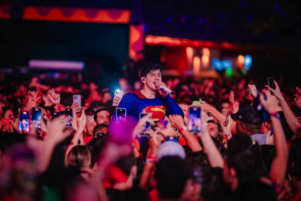 Léo Foguete agitou camarotes da Sapucaí até festa tradicional de Recife Léo Foguete agitou camarotes da Sapucaí até festa tradicional de Recife