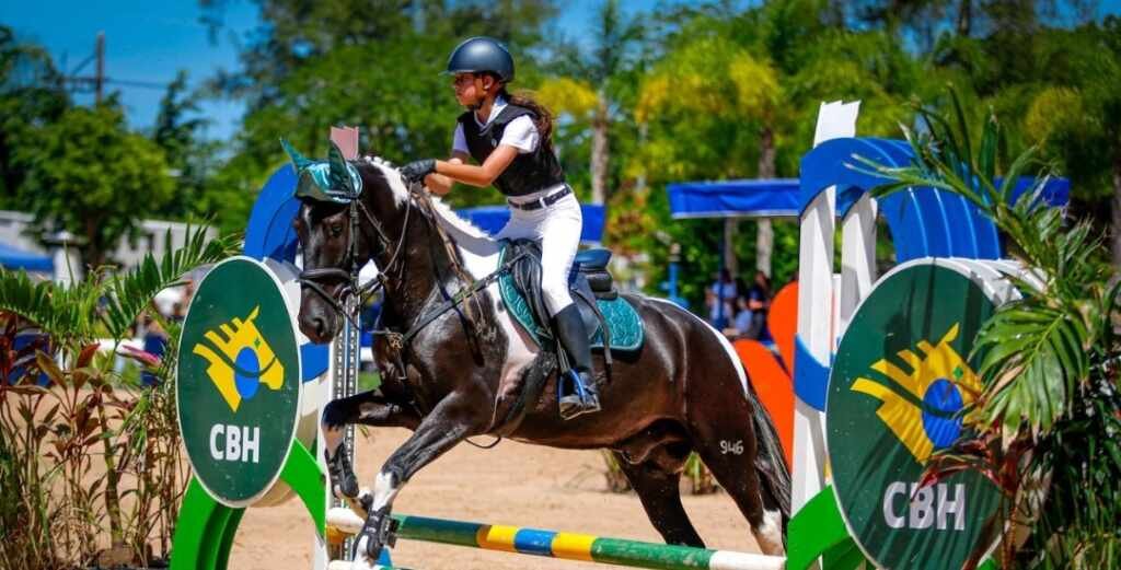 Filha de advogado das estrelas se destaca em competição de equitação Filha de advogado das estrelas se destaca em competição de equitação