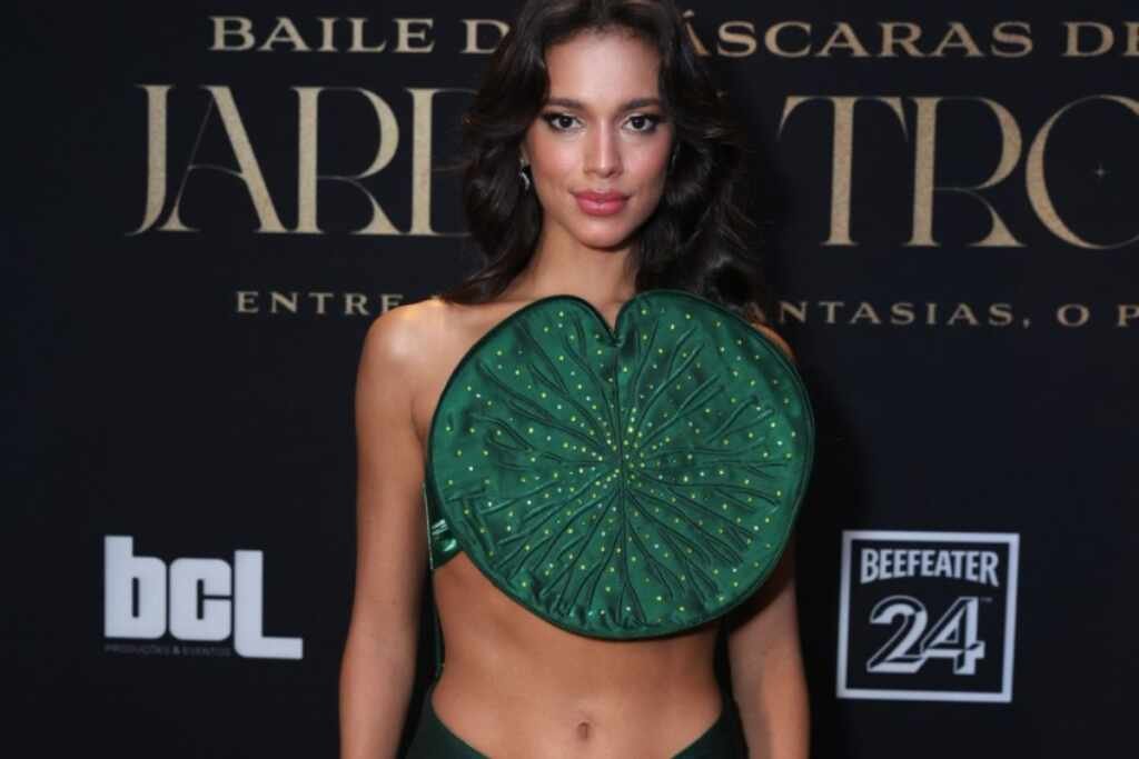 Alane Dias recebe faixa em Baile de Máscaras Alane Dias recebe faixa em Baile de Máscaras