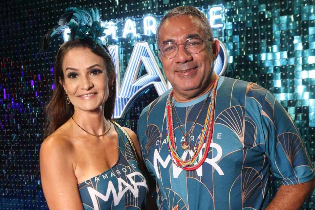 Pai de Anitta surge com madrasta da cantora na Sapucaí Pai de Anitta surge com madrasta da cantora na Sapucaí