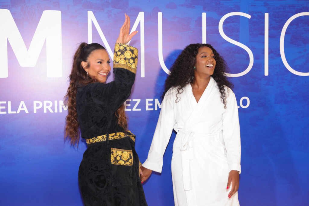 IZA e Ivete Sangalo de roupão no palco do Tim Music no Parque do Ibirapuera IZA e Ivete Sangalo de roupão no palco do Tim Music no Parque do Ibirapuera
