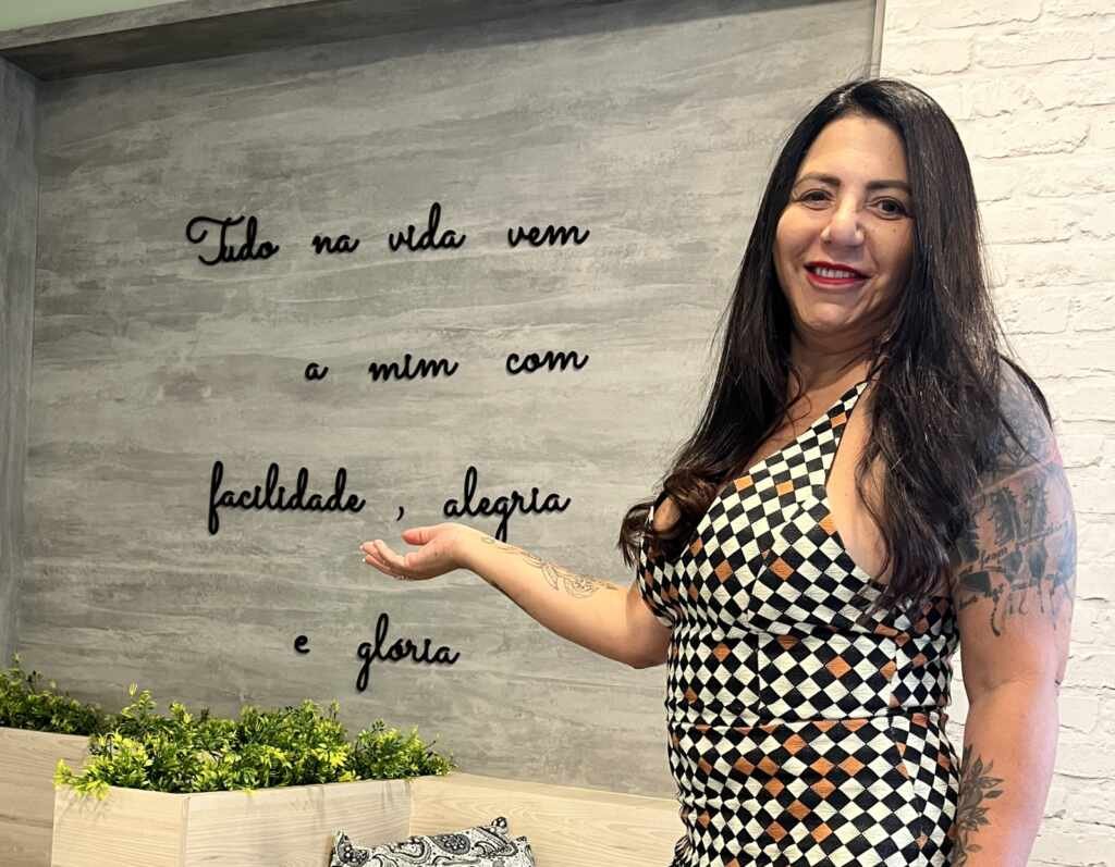 Cláudia Peres: coragem para mudar, sabedoria para guiar e alma para transformar Cláudia Peres: coragem para mudar, sabedoria para guiar e alma para transformar
