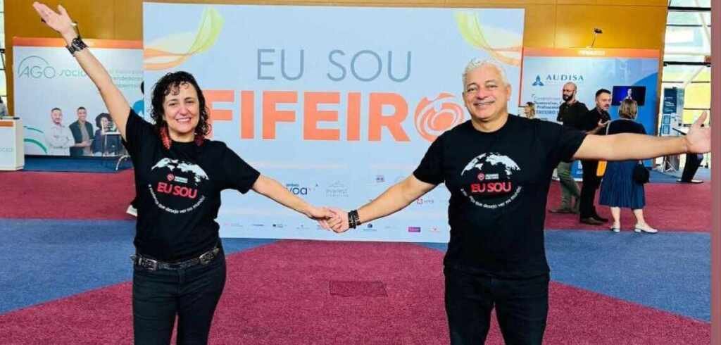 O casal Iara e Eduardo Xavier – Caçadores de Bons exemplos palestraram no FIFE 2025 O casal Iara e Eduardo Xavier - Caçadores de Bons exemplos palestraram no FIFE 2025