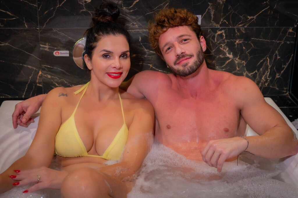 Luiza Ambiel grava cena quente na banheira com galã carioca Diogo Venturieri: "quarentão safado”