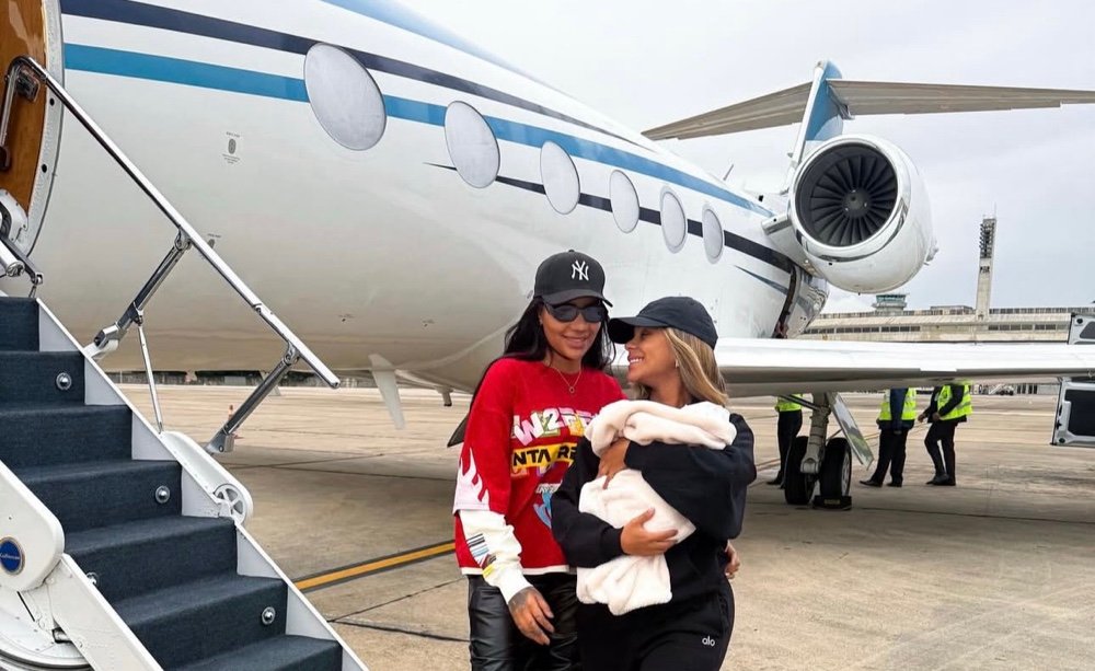 Ludmilla e Brunna Gonçalves retornam ao Brasil com a filha recém-nascida, Zuri Desanexadas