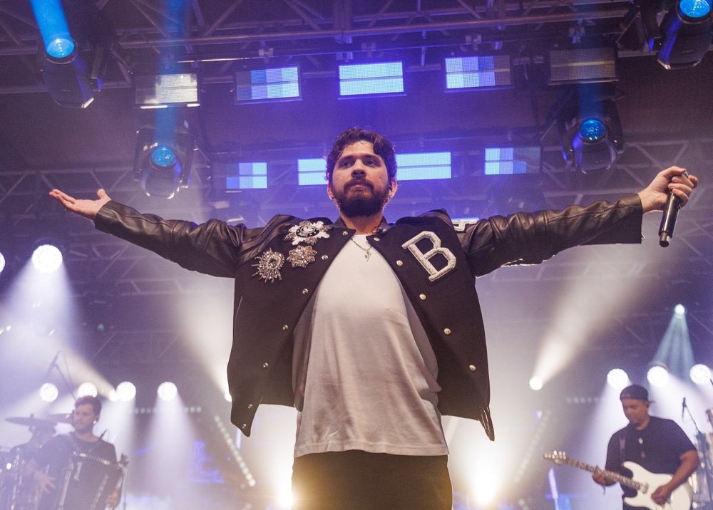 Gustavo Mioto dá início à turnê Atemporal com show lotado em São Paulo Desanexadas