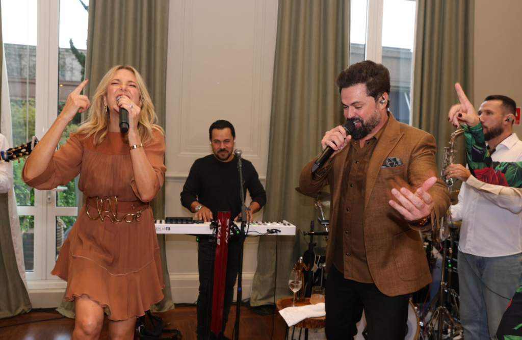Juninho Bessa agita festa de 49 anos de Ticiane Pinheiro com show cheio de hits e emoção Juninho Bessa agita festa de 49 anos de Ticiane Pinheiro com show cheio de hits e emoção