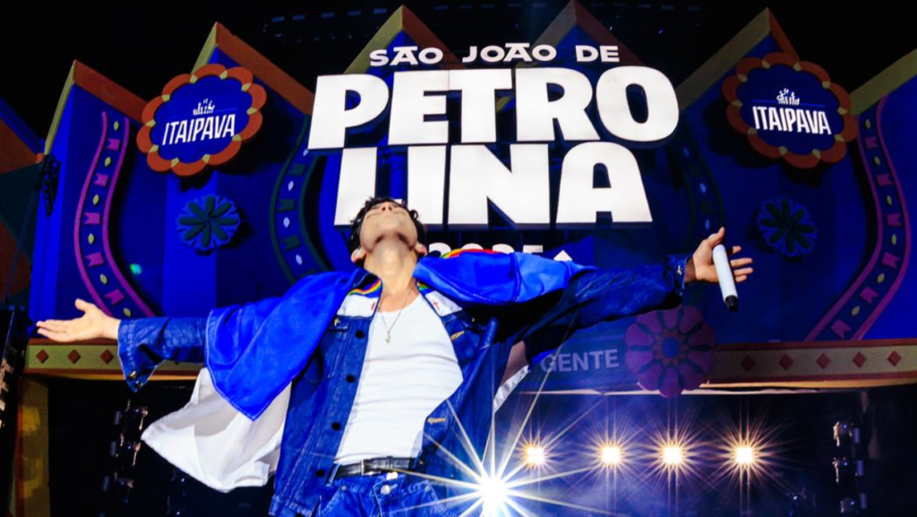 Léo Foguete realiza sonho de cantar no São João de Petrolina e se emociona com a Mãe e Avó