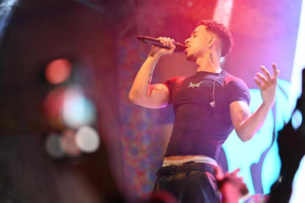 Thiago Pantaleão emociona o público com homenagem a Marília Mendonça no Arraiá da Unidos da Tijuca Thiago Pantaleão emociona o público com homenagem a Marília Mendonça no Arraiá da Unidos da Tijuca