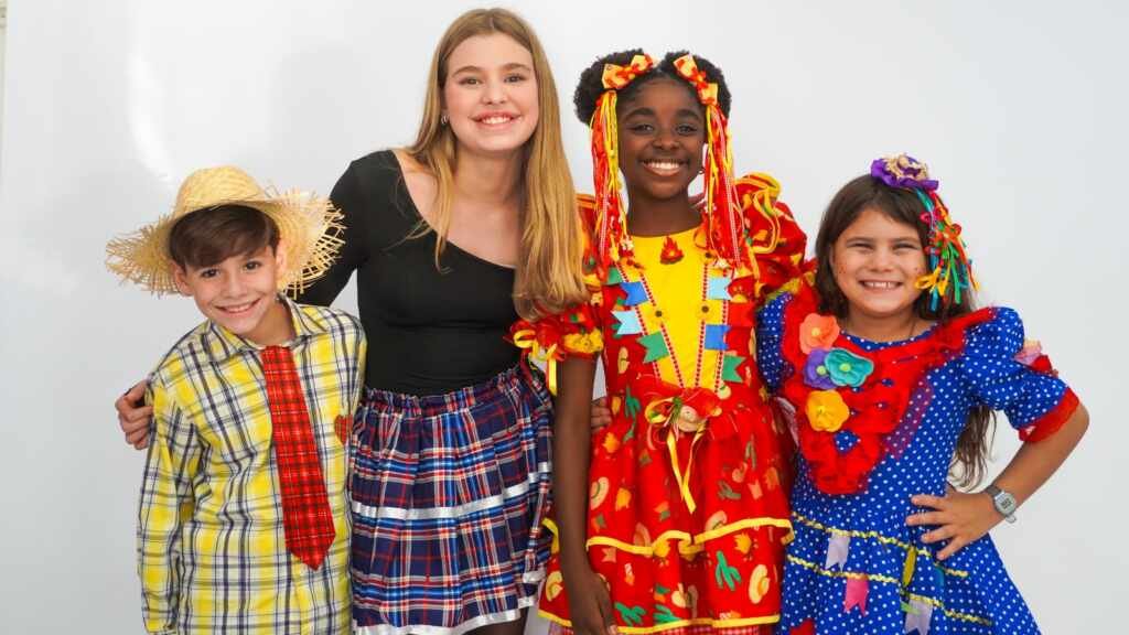 Estilo caipira com toque Fashion: As estrelas mirins da Agência Vogue brilham nas Festas Juninas Estilo caipira com toque Fashion: As estrelas mirins da Agência Vogue brilham nas Festas Juninas