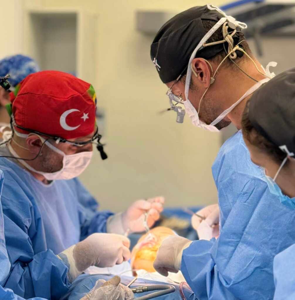 Dr. Frederico Keim realiza cirurgia ao vivo com médico da Turquia Dr. Frederico Keim realiza cirurgia ao vivo com médico da Turquia