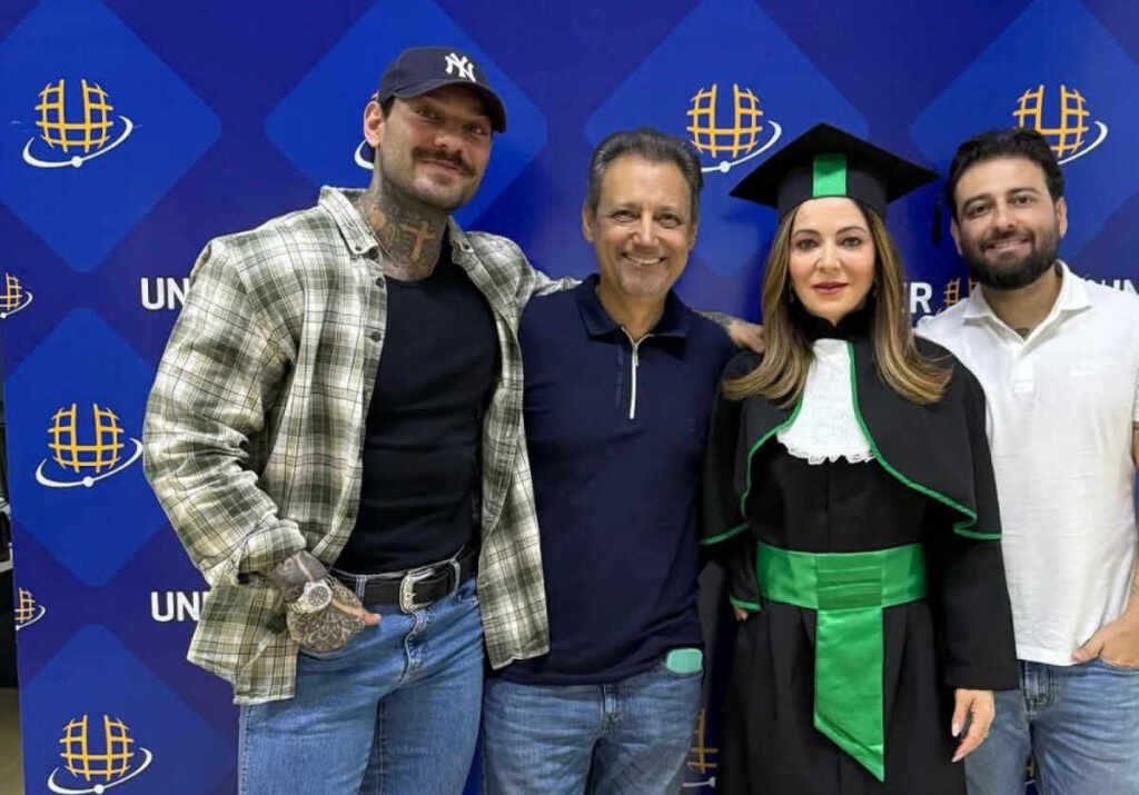 Lucas Lucco celebra nova conquista da mãe, Karina, formada em Educação Física Lucas Lucco celebra nova conquista da mãe, Karina, formada em Educação Física