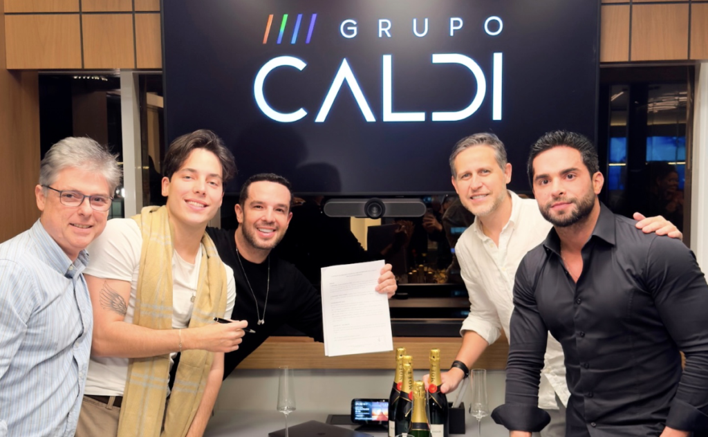 Enzo Ferro assina com o Grupo Caldi e se torna o primeiro artista 360° da empresa Enzo Ferro assina com o Grupo Caldi e se torna o primeiro artista 360° da empresa