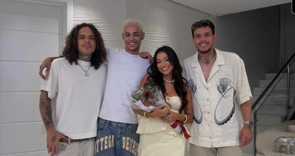 Vitão, Felipe Amorim e Bin ‘invadem’ apartamento de Nanda Caroll Vitão, Felipe Amorim e Bin ‘invadem’ apartamento de Nanda Caroll