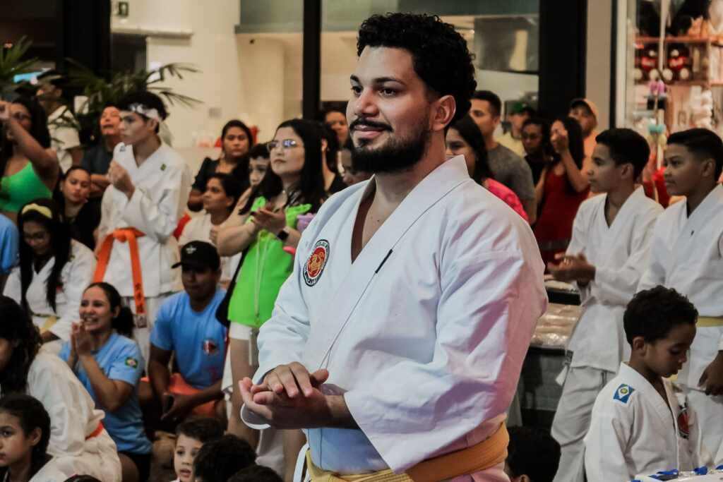Karate ajuda na saúde e equilíbrio da rotina digital de Bendev Junior Karate ajuda na saúde e equilíbrio da rotina digital de Bendev Junior