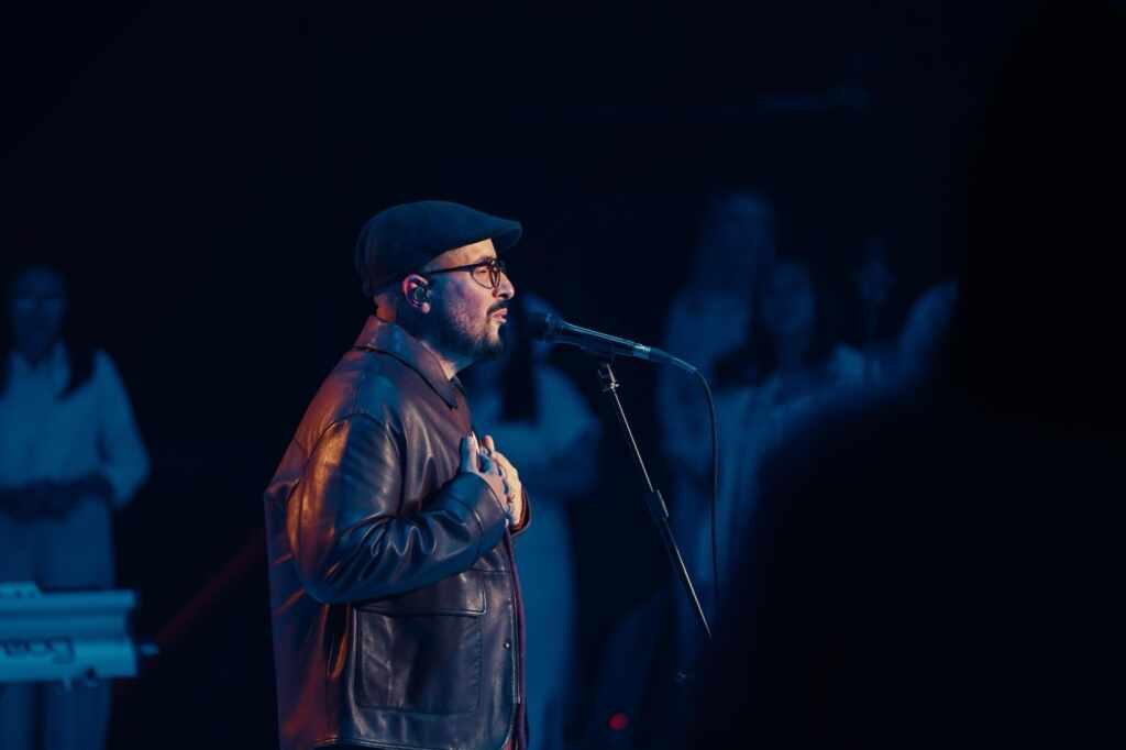 Isaías Saad retorna com “Altar Invisível”, seu novo projeto autoral após 2 anos de silêncio criativo Isaías Saad retorna com “Altar Invisível”, seu novo projeto autoral após 2 anos de silêncio criativo