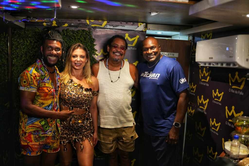 Sheila Mello comemora aniversário em cima do trio em carnaval fora de época no Ceará. Sheila Mello comemora aniversário em cima do trio em carnaval fora de época no Ceará.