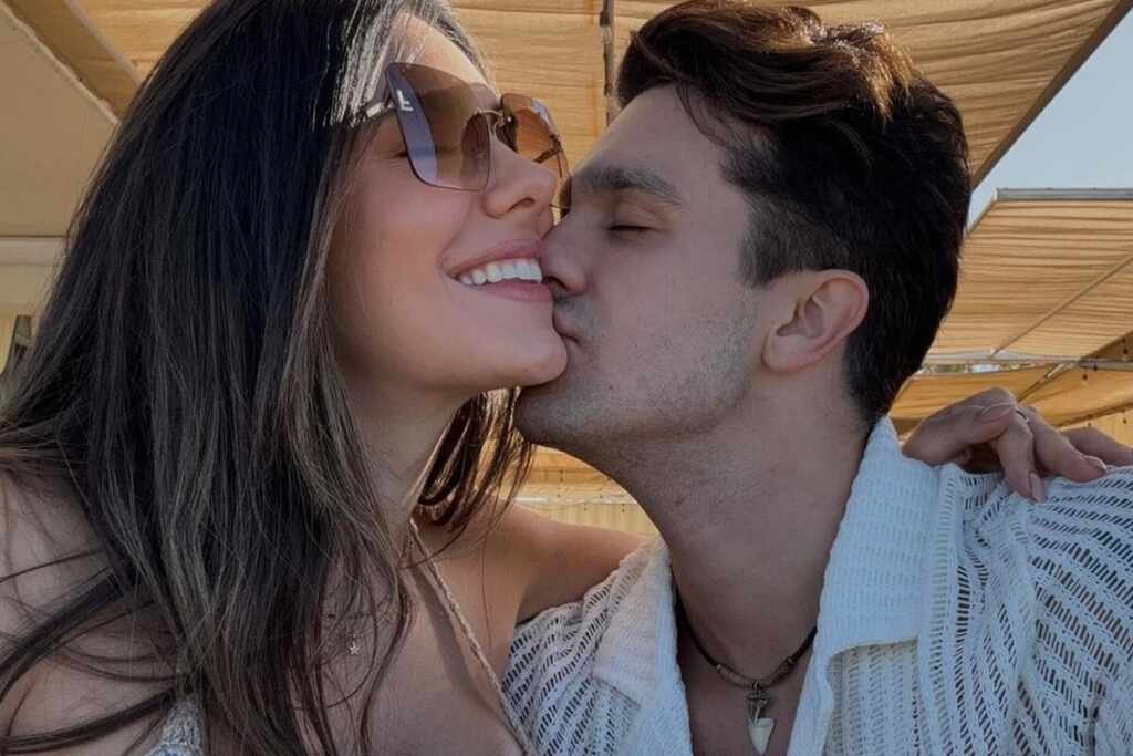 Luan Santana posa aos beijos com Jade Magalhães nos bastidores de show Luan Santana posa aos beijos com Jade Magalhães nos bastidores de show