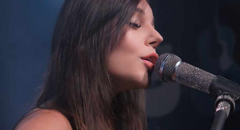 Ariane May divulga a música “No meu lugar” Ariane May divulga a música “No meu lugar”