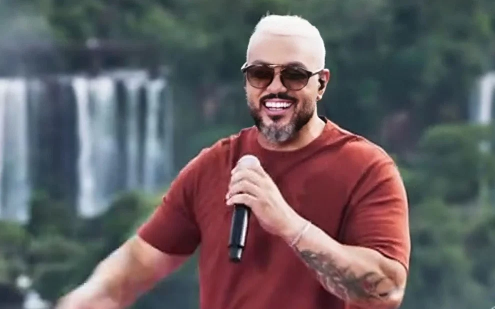 Belo surge com cabelo platinado no “Caldeirão” mesmo após mudança de visual para novela Belo surge com cabelo platinado no "Caldeirão" mesmo após mudança de visual para novela