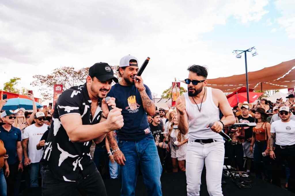 Clayton & Romário se unem a Zé Felipe em gravação inédita no camping de Barretos Clayton & Romário se unem a Zé Felipe em gravação inédita no camping de Barretos