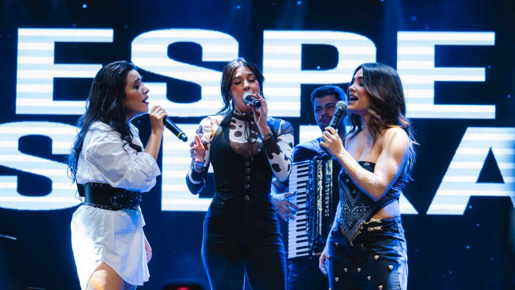 Day & Lara fazem história no Villa Country com show eletrizante e participação de Ana Castela Day & Lara fazem história no Villa Country com show eletrizante e participação de Ana Castela