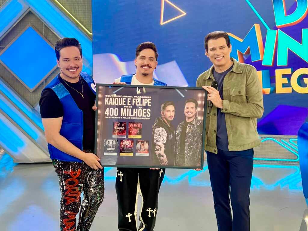 Kaique e Felipe são surpreendidos ao vivo no palco do Domingo Legal Kaique e Felipe são surpreendidos ao vivo no palco do Domingo Legal